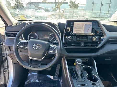 Used 2022 Toyota Highlander XLE image 15