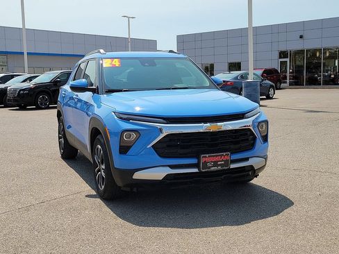 Used 2024 Chevrolet TrailBlazer LT FWD image 2