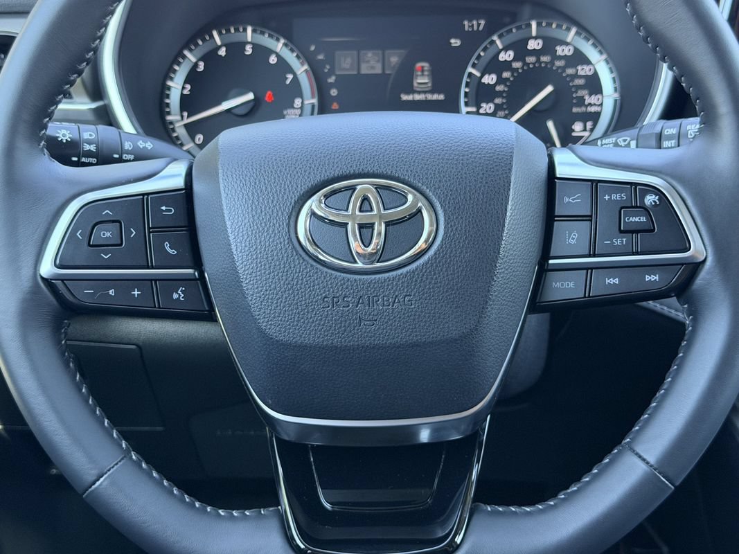 Used 2021 Toyota Highlander XLE AWD/4WD image 38