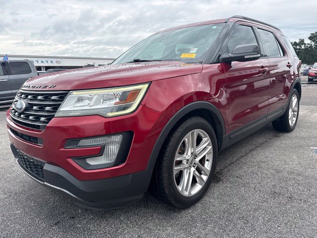 Used 2017 Ford Explorer XLT w/ Equipment Group 202A FWD image 3