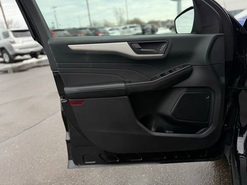 Used 2022 Ford Escape SE w/ SE Sport Appearance Package image 11