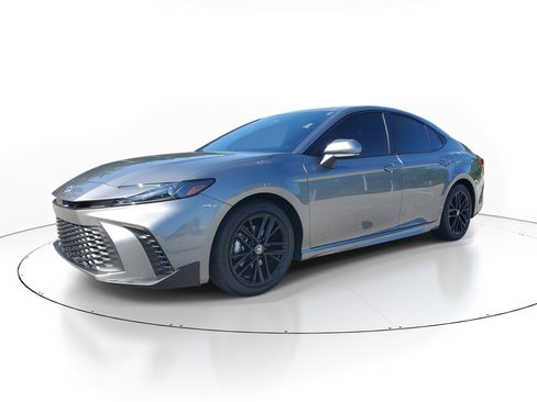 Used 2025 Toyota Camry SE FWD image 3