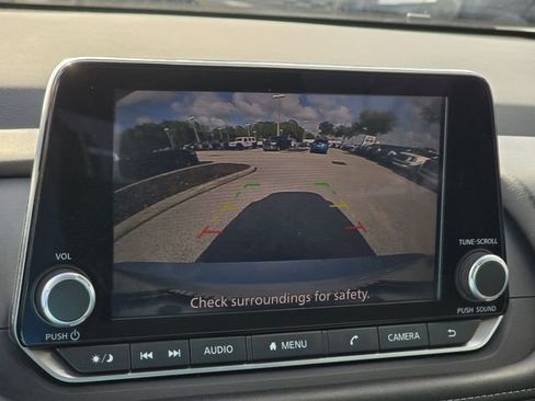 Certified 2025 Nissan Rogue SV FWD image 24
