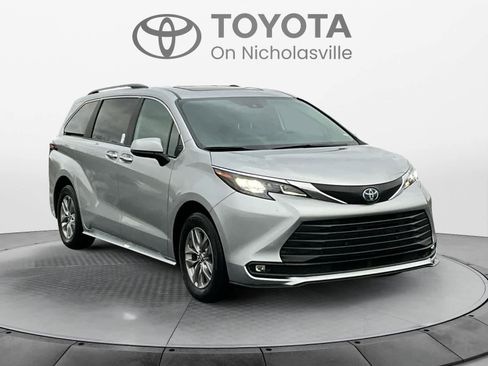 Used 2025 Toyota Sienna XLE image 8