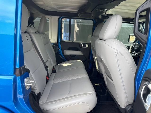 Used 2023 Jeep Wrangler Unlimited Sahara AWD/4WD image 11