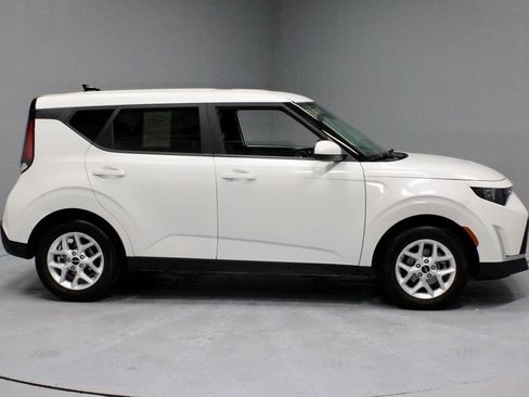 Used 2024 Kia Soul LX w/ Option Group 015 FWD image 11