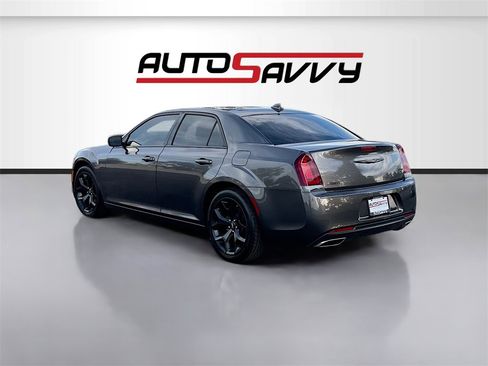 Used 2022 Chrysler 300 Touring w/ Sport Appearance Package image 5