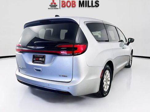 Used 2024 Chrysler Pacifica Touring-L FWD image 7