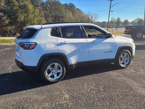 Used 2023 Jeep Compass Latitude w/ Sun and Sound Group AWD/4WD image 12