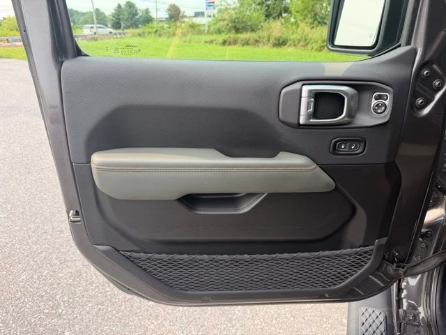Used 2024 Jeep Gladiator Mojave AWD/4WD image 11