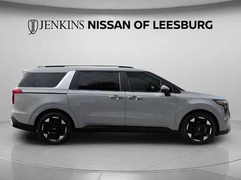 Used 2025 Kia Carnival EX FWD image 3