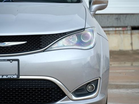 Used 2018 Chrysler Pacifica Limited FWD image 21