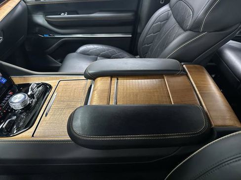 Used 2024 Jeep Grand Wagoneer Series III image 23