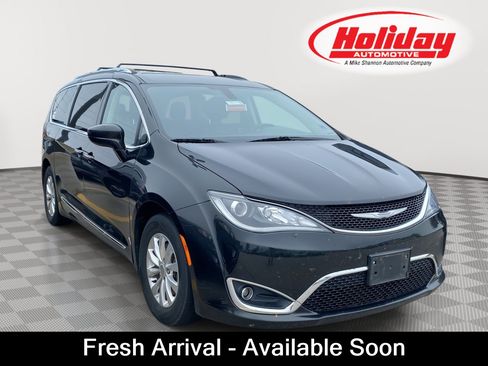 Used 2018 Chrysler Pacifica Touring-L FWD image 1