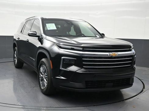 Used 2025 Chevrolet Traverse LT FWD image 8