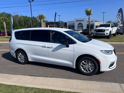 New 2026 Chrysler Pacifica Select image 6