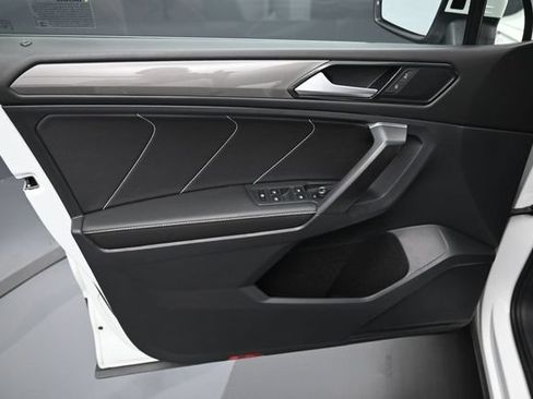 Used 2023 Volkswagen Tiguan SE w/ Panoramic Sunroof Package FWD image 11