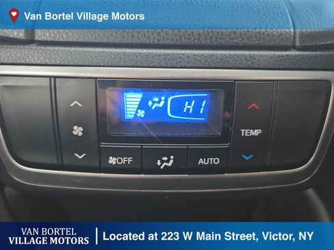 Used 2018 Toyota Highlander SE image 30