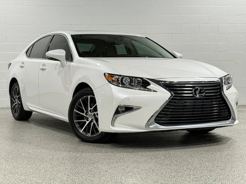 Used 2016 Lexus ES 350 w/ Premium Package w/Wood Trim FWD image 4