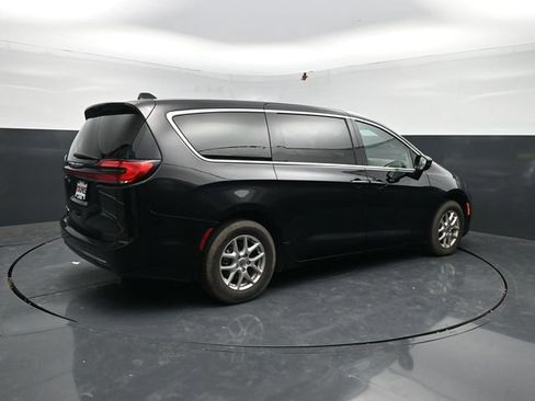 Used 2024 Chrysler Pacifica Touring-L FWD image 8