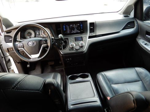 Used 2017 Toyota Sienna SE Premium FWD image 20