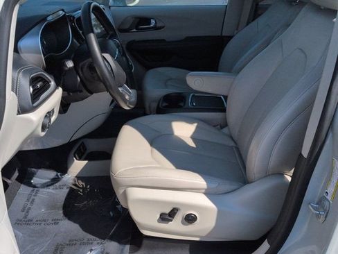 Used 2021 Chrysler Pacifica Touring-L FWD image 8