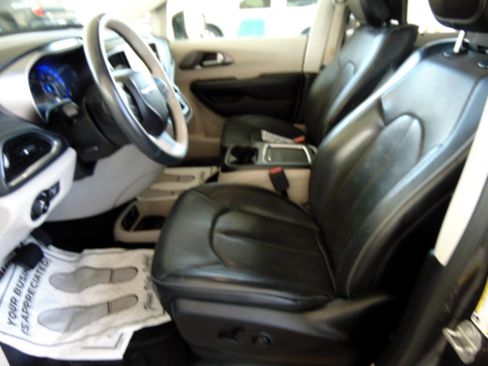 Used 2018 Chrysler Pacifica Limited w/ Tire & Wheel Group image 41