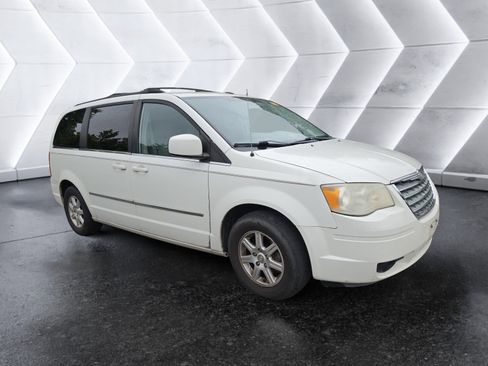 Used 2010 Chrysler Town & Country Touring FWD image 2