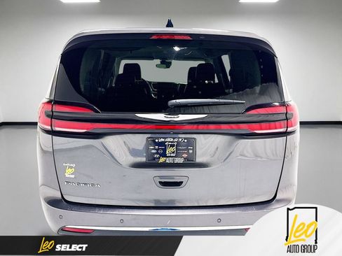 Used 2023 Chrysler Pacifica Touring-L FWD image 9