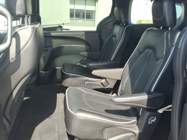 Used 2025 Chrysler Pacifica Limited FWD image 15