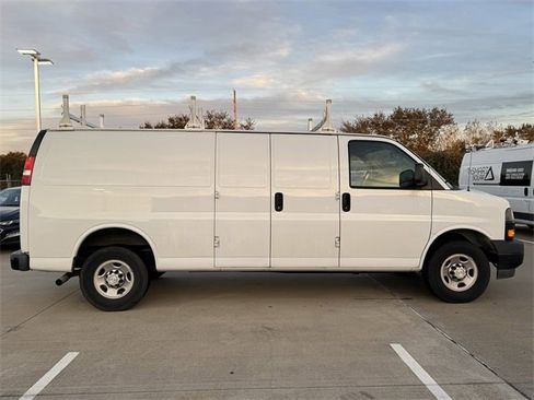 Used 2018 Chevrolet Express 2500 Extended image 3