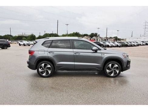 Used 2024 Volkswagen Taos SE w/ Panoramic Sunroof Package AWD/4WD image 2