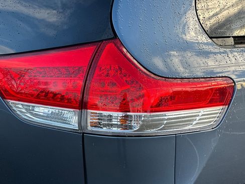 Used 2013 Toyota Sienna XLE image 51