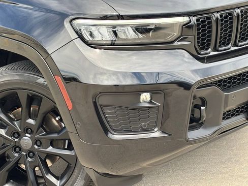 Used 2022 Jeep Grand Cherokee Overland w/ Luxury Tech Group IV AWD/4WD image 8