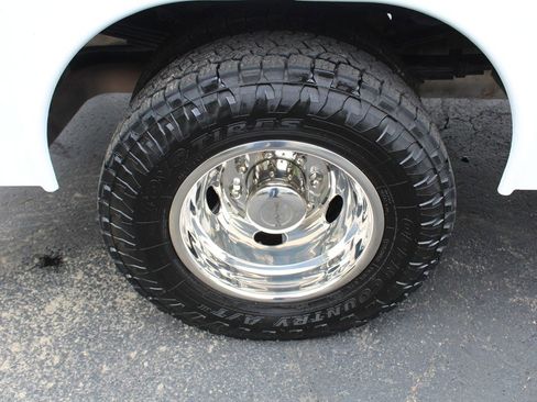 Used 2024 RAM 3500 Tradesman w/ Chrome Appearance Group AWD/4WD image 31