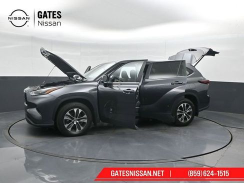 Used 2024 Toyota Highlander XLE AWD/4WD image 59