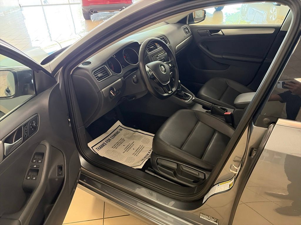 Used 2017 Volkswagen Jetta SE FWD image 13