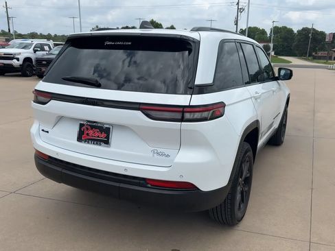Used 2025 Jeep Grand Cherokee Altitude AWD/4WD image 8