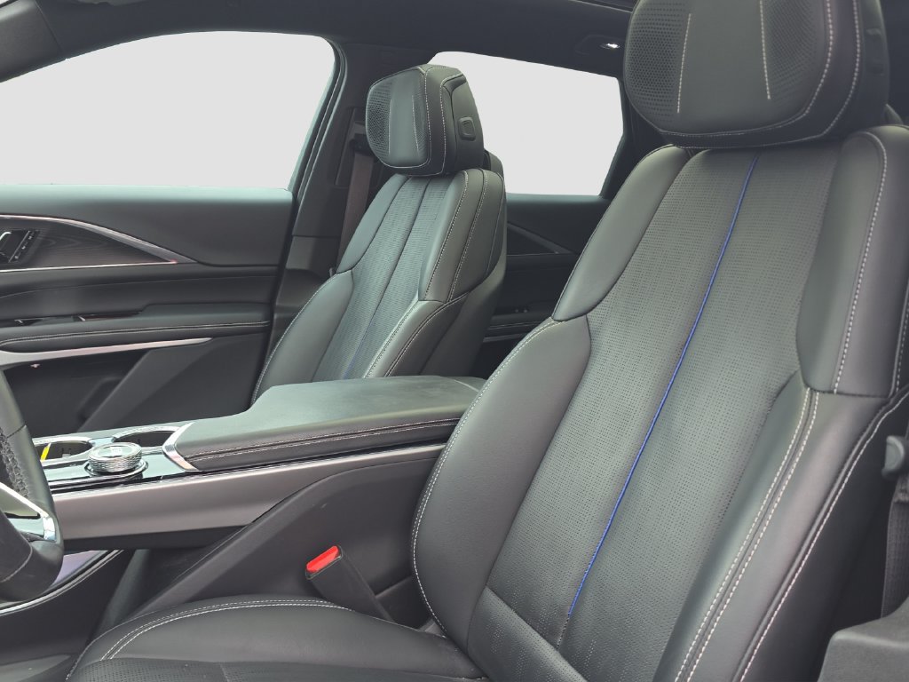 Used 2024 Cadillac Lyriq Luxury AWD/4WD image 7
