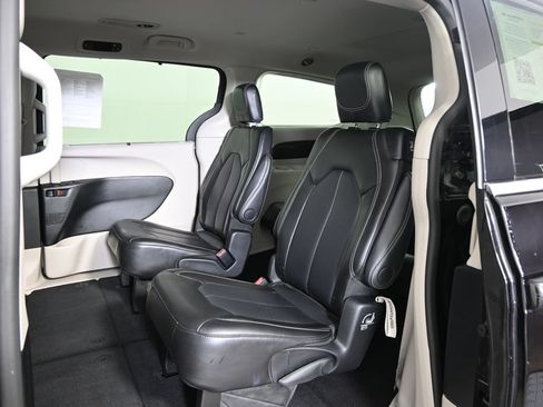 Used 2024 Chrysler Pacifica Touring-L FWD image 19