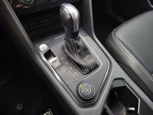 Used 2021 Volkswagen Tiguan SE image 38