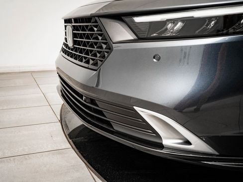 Used 2023 Honda Accord Touring image 3