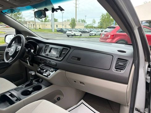 Used 2018 Kia Sedona L FWD image 12