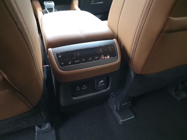 Used 2025 Nissan Pathfinder Platinum FWD image 41