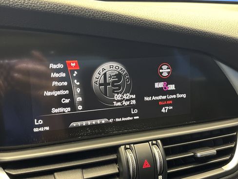 Used 2018 Alfa Romeo Giulia Ti Sport w/ Quick Order Package 22S Sport AWD/4WD image 18