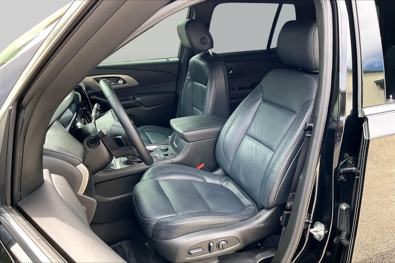 Used 2023 Chevrolet Traverse LT FWD image 24