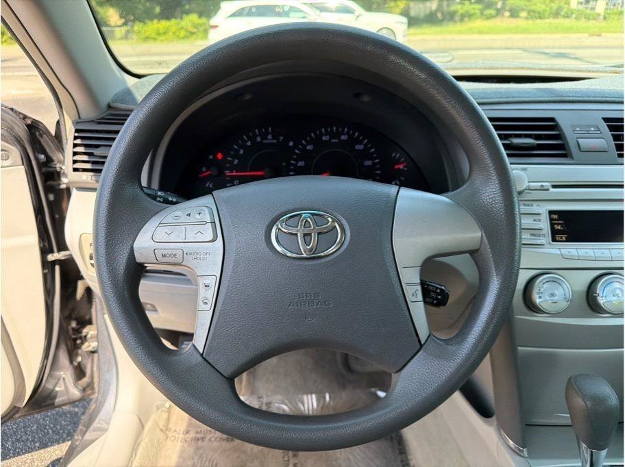 Used 2010 Toyota Camry LE FWD image 13