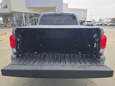 Used 2018 Toyota Tacoma TRD Sport w/ Technology Package AWD/4WD image 15