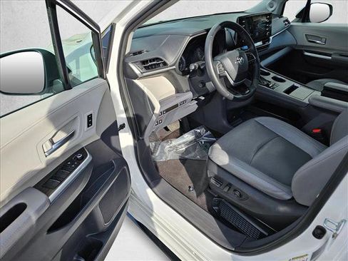 Used 2023 Toyota Sienna Limited image 15