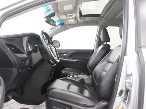 Used 2016 Toyota Sienna SE Premium image 24